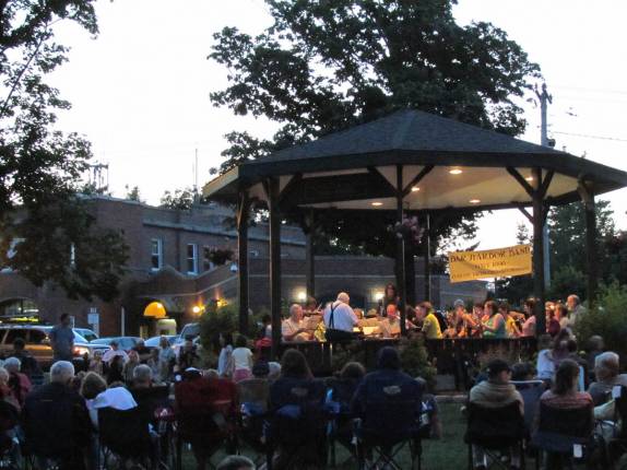 Banda se apresenta no coreto da praça de Bar Harbour, no Acadia National Park, no Maine, nos Estados Unidos